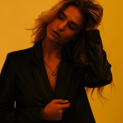 Collana MANO J in titanio e diamanti | De Wrachien Gioielli